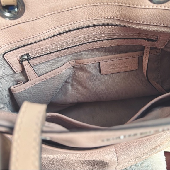 MICHAEL KORS Top Zip Pocketed Bedford Leather Shoulder Tote Bag in Soft Pink - Picture 8 of 15